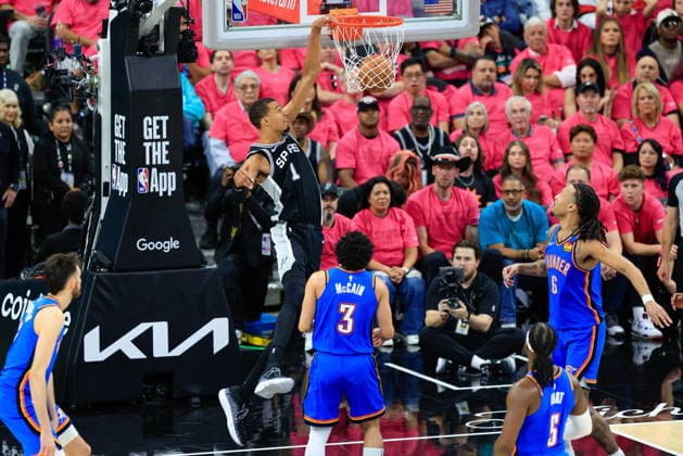NBA, Basketball Herren, USA West Conference Finals Game 3 - Oklahoma City Thunder vs San Antonio Spurs San Antonio Spurs forward Victor Wembanyama dunks during Game 3 of the NBA Western Conference Finals between the San Antonio Spurs and the Oklahoma City Thunder in San Antonio, Texas, USA, 22 May 2026. San Antonio United States  Copyright: xADAMxDAVISx