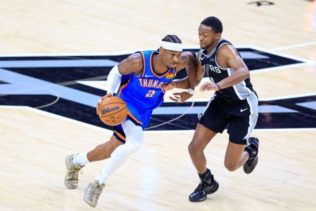 NBA, Basketball Herren, USA West Conference Finals Game 3 - Oklahoma City Thunder vs San Antonio Spurs Oklahoma City Thunder guard Shai Gilgeous-Alexander (L) dribbles past San Antonio Spurs guard De Aaron Fox (R) during Game 3 of the NBA Western Conference Finals between the San Antonio Spurs and the Oklahoma City Thunder in San Antonio, Texas, USA, 22 May 2026. San Antonio United States  Copyright: xADAMxDAVISx