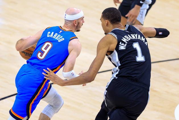 NBA, Basketball Herren, USA West Conference Finals Game 3 - Oklahoma City Thunder vs San Antonio Spurs Oklahoma City Thunder guard Alex Caruso (L) dribbles past San Antonio Spurs forward Victor Wembanyama (R) during Game 3 of the NBA Western Conference Finals between the San Antonio Spurs and the Oklahoma City Thunder in San Antonio, Texas, USA, 22 May 2026. San Antonio United States  Copyright: xADAMxDAVISx