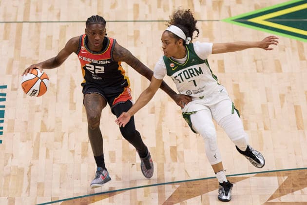 May 22, 2026, Seattle, Washington, USA: Connecticut guard SANIYA RIVERS (22) controls the basketball while defended by Seattle guard ZIA COOKE (7) in the second quarter of the WNBA, Basketball Damen, USA match between the Seattle Storm and Connecticut Sun at Climate Pledge Arena in Seattle. WNBA 2026: Seattle 77:59 Connecticut  - ZUMAd218 20260522_zsp_d218_011 Copyright: xRichardxDizonx
