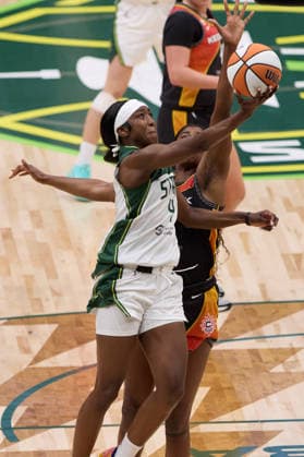 May 22, 2026, Seattle, Washington, USA: Seattle guard FLAUJAE JOHNSON (4) goes up for a lay-up in the third quarter of the WNBA, Basketball Damen, USA match between the Seattle Storm and Connecticut Sun at Climate Pledge Arena in Seattle. WNBA 2026: Seattle 77:59 Connecticut  - ZUMAd218 20260522_zsp_d218_014 Copyright: xRichardxDizonx