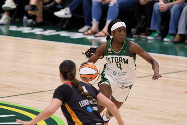 May 22, 2026, Seattle, Washington, USA: Seattle guard FLAUJAE JOHNSON (4) controls the basketball in the third quarter of the WNBA, Basketball Damen, USA match between the Seattle Storm and Connecticut Sun at Climate Pledge Arena in Seattle. WNBA 2026: Seattle 77:59 Connecticut  - ZUMAd218 20260522_zsp_d218_018 Copyright: xRichardxDizonx