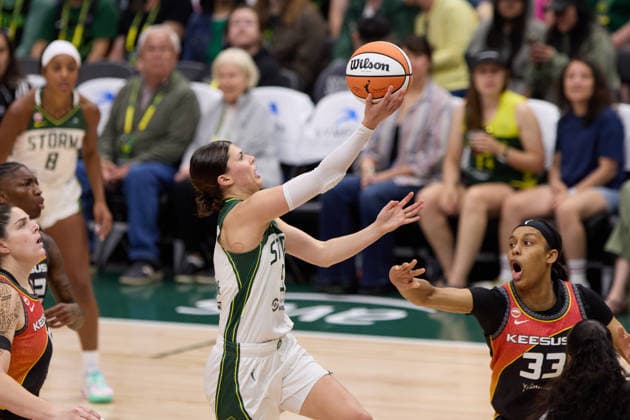 May 22, 2026, Seattle, Washington, USA: Seattle guard JADE MELBOURNE (5) attempts a field goal over Connecticut forward NELL ANGLOMA (33) in the third quarter of the WNBA, Basketball Damen, USA match between the Seattle Storm and Connecticut Sun at Climate Pledge Arena in Seattle. WNBA 2026: Seattle 77:59 Connecticut  - ZUMAd218 20260522_zsp_d218_020 Copyright: xRichardxDizonx