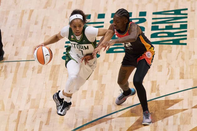 May 22, 2026, Seattle, Washington, USA: Seattle guard ZIA COOKE (7) controls the basketball while defended by Connecticut guard SANIYA RIVERS (22) in the third quarter of the WNBA, Basketball Damen, USA match between the Seattle Storm and Connecticut Sun at Climate Pledge Arena in Seattle. WNBA 2026: Seattle 77:59 Connecticut  - ZUMAd218 20260522_zsp_d218_026 Copyright: xRichardxDizonx