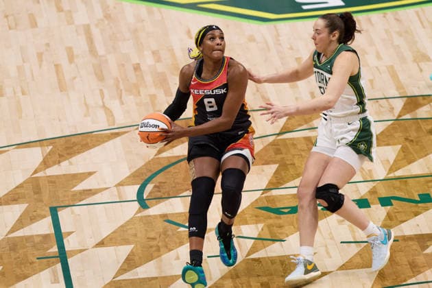 May 22, 2026, Seattle, Washington, USA: Connecticut forward AALIYAH EDWARDS (8) looks to the rim while guarded by Seattle forward MACKENZIE HOLMES (54) in the first quarter of the WNBA, Basketball Damen, USA match between the Seattle Storm and Connecticut Sun at Climate Pledge Arena in Seattle. Seattle USA - ZUMAd218 20260522_zsp_d218_002 Copyright: xRichardxDizonx