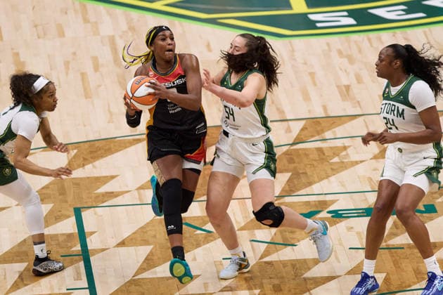 May 22, 2026, Seattle, Washington, USA: Connecticut forward AALIYAH EDWARDS (8) controls the basketball while defended by Seattle forward MACKENZIE HOLMES (54) in the first quarter of the WNBA, Basketball Damen, USA match between the Seattle Storm and Connecticut Sun at Climate Pledge Arena in Seattle. Seattle USA - ZUMAd218 20260522_zsp_d218_005 Copyright: xRichardxDizonx