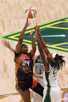 May 22, 2026, Seattle, Washington, USA: Connecticut forward ANEESAH MORROW (24) attempts a field goal over Seattle forward JORDAN HORSTON (23) in the second quarter of the WNBA, Basketball Damen, USA match between the Seattle Storm and Connecticut Sun at Climate Pledge Arena in Seattle. Seattle USA - ZUMAd218 20260522_zsp_d218_006 Copyright: xRichardxDizonx