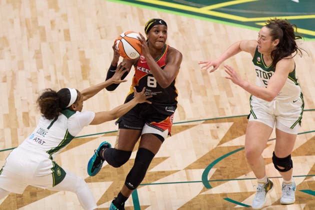 May 22, 2026, Seattle, Washington, USA: Connecticut forward AALIYAH EDWARDS (8) drives to the rim while defended by Seattle guard ZIA COOKE (7) and forward MACKENZIE HOLMES (54) in the first quarter of the WNBA, Basketball Damen, USA match between the Seattle Storm and Connecticut Sun at Climate Pledge Arena in Seattle. Seattle USA - ZUMAd218 20260522_zsp_d218_004 Copyright: xRichardxDizonx
