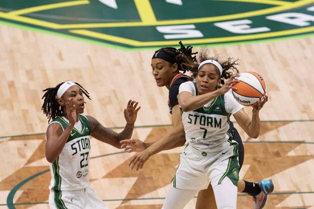 May 22, 2026, Seattle, Washington, USA: Seattle guard ZIA COOKE (7) pulls down a rebound in the second quarter of the WNBA, Basketball Damen, USA match between the Seattle Storm and Connecticut Sun at Climate Pledge Arena in Seattle. Seattle USA - ZUMAd218 20260522_zsp_d218_007 Copyright: xRichardxDizonx