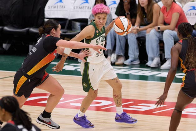 May 22, 2026, Seattle, Washington, USA: Seattle guard NATISHA HIEDEMAN (2) controls the basketball in the third quarter of the WNBA, Basketball Damen, USA match between the Seattle Storm and Connecticut Sun at Climate Pledge Arena in Seattle. Seattle USA - ZUMAd218 20260522_zsp_d218_015 Copyright: xRichardxDizonx