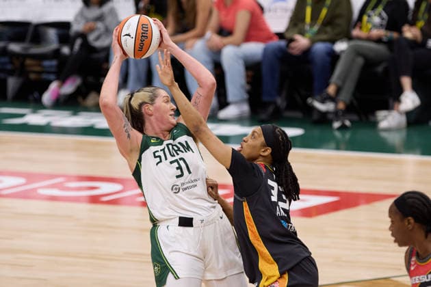 May 22, 2026, Seattle, Washington, USA: Seattle center STEFANIE DOLSON (31) controls the basketball with defensive pressure from Connecticut forward NELL ANGLOMA (33) in the third quarter of the WNBA, Basketball Damen, USA match between the Seattle Storm and Connecticut Sun at Climate Pledge Arena in Seattle. Seattle USA - ZUMAd218 20260522_zsp_d218_017 Copyright: xRichardxDizonx