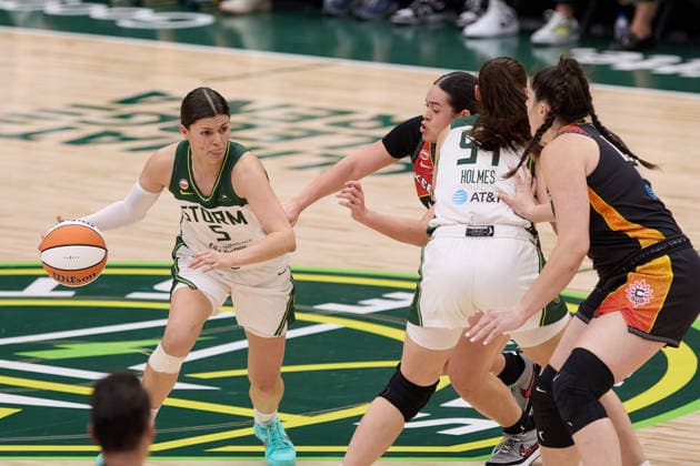 May 22, 2026, Seattle, Washington, USA: Seattle guard JADE MELBOURNE (5) controls the basketball in the third quarter of the WNBA, Basketball Damen, USA match between the Seattle Storm and Connecticut Sun at Climate Pledge Arena in Seattle. Seattle USA - ZUMAd218 20260522_zsp_d218_019 Copyright: xRichardxDizonx