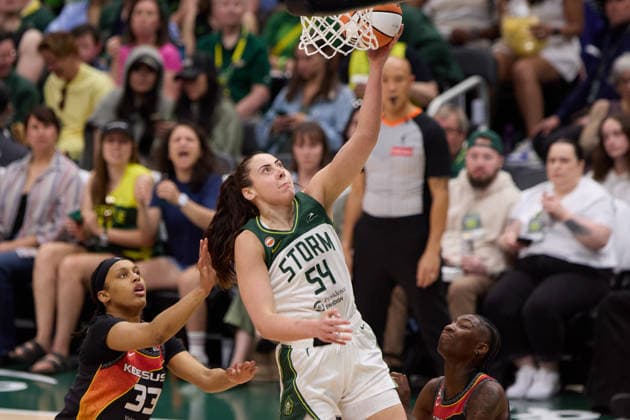 May 22, 2026, Seattle, Washington, USA: Seattle forward MACKENZIE HOLMES (54) attempts a lay-up while defended by Connecticut forward NELL ANGLOMA (33) in the third quarter of the WNBA, Basketball Damen, USA match between the Seattle Storm and Connecticut Sun at Climate Pledge Arena in Seattle. Seattle USA - ZUMAd218 20260522_zsp_d218_022 Copyright: xRichardxDizonx