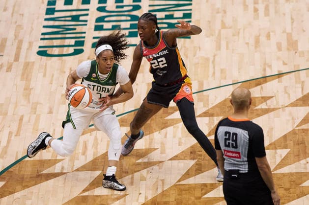 May 22, 2026, Seattle, Washington, USA: Seattle guard ZIA COOKE (7) looks to the rim while defended by Connecticut guard SANIYA RIVERS (22) in the third quarter of the WNBA, Basketball Damen, USA match between the Seattle Storm and Connecticut Sun at Climate Pledge Arena in Seattle. Seattle USA - ZUMAd218 20260522_zsp_d218_027 Copyright: xRichardxDizonx
