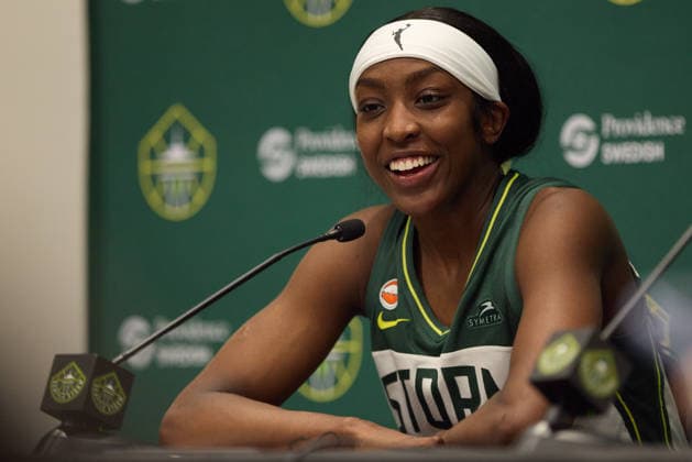 May 22, 2026, Seattle, Washington, USA: Seattle guard FLAUJAE JOHNSON (4) speaks in the post-game press conference, PK, Pressekonferenz of the WNBA, Basketball Damen, USA match between the Seattle Storm and Connecticut Sun at Climate Pledge Arena in Seattle. Seattle USA - ZUMAd218 20260522_zsp_d218_029 Copyright: xRichardxDizonx