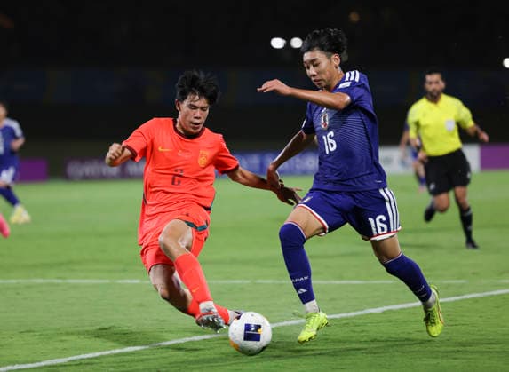 (260523) -- JEDDAH, May 23, 2026 -- Jin Yucheng (L) of China vies with Kazato Kimura of Japan during the final between China and Japan at the 2026 AFC U17, U 17 Asian Cup in Jeddah, Saudi Arabia, May 22, 2026. ) (SP)SAUDI ARABIA-JEDDAH-FOOTBALL-AFC U17 ASIAN CUP 2026-CHINA VS JAPAN WangxHaizhou 