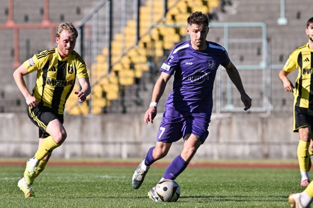 Relegation Regionalliga Bayern; TSV Schwaben Augsburg - SV Kirchanschöring; 22.05.2026 AUGSBURG, GERMANY - 22. MAI: im Duell Maximilian REITER (SV Kirchanschöring 30) und Maximilian HEISS (TSV Schwaben Augsburg 7) während dem Match zwischen dem TSV Schwaben Augsburg und dem SV Kirchanschöring beim Rückspiel der Relegation zur Regionalliga Bayern im Rosenaustadion Copyright: xBEAUTIFULxSPORTS Goldbergx