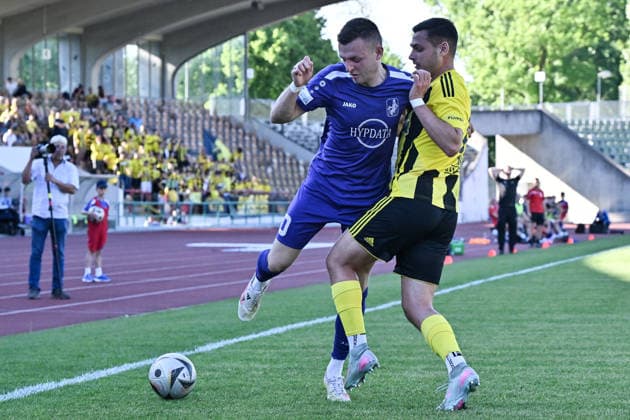 Relegation Regionalliga Bayern; TSV Schwaben Augsburg - SV Kirchanschöring; 22.05.2026 AUGSBURG, GERMANY - 22. MAI: im Duell Lukas RAMSER (TSV Schwaben Augsburg 10) und Thorsten NICKLAS (SV Kirchanschöring 13) während dem Match zwischen dem TSV Schwaben Augsburg und dem SV Kirchanschöring beim Rückspiel der Relegation zur Regionalliga Bayern im Rosenaustadion Copyright: xBEAUTIFULxSPORTS Goldbergx
