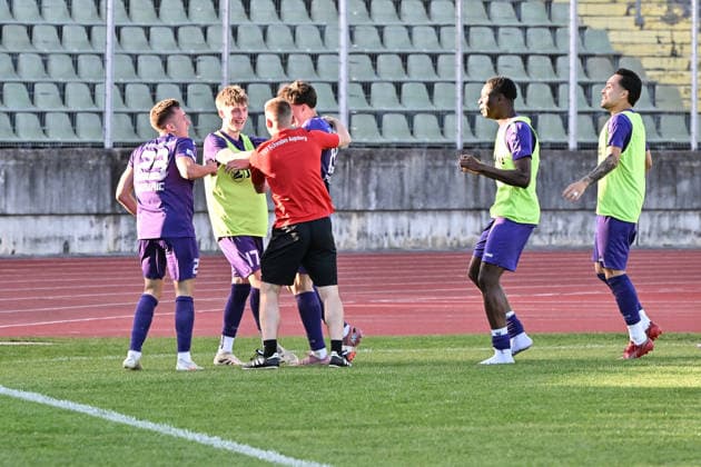 Relegation Regionalliga Bayern; TSV Schwaben Augsburg - SV Kirchanschöring; 22.05.2026 AUGSBURG, GERMANY - 22. MAI: Jubel der Hausherren nach dem Treffer zum 2-1 durch Mark RADOKI (TSV Schwaben Augsburg 19) Tor Torschuetze Freude Happy während dem Match zwischen dem TSV Schwaben Augsburg und dem SV Kirchanschöring beim Rückspiel der Relegation zur Regionalliga Bayern im Rosenaustadion Copyright: xBEAUTIFULxSPORTS Goldbergx