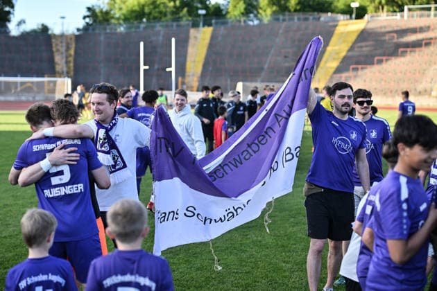 Relegation Regionalliga Bayern; TSV Schwaben Augsburg - SV Kirchanschöring; 22.05.2026 AUGSBURG, GERMANY - 22. MAI: Jubel der Schwabenritter nach dem Klassenerhalt im Relegationsrückspiel gegen Kirchanschöring nach dem Match zwischen dem TSV Schwaben Augsburg und dem SV Kirchanschöring beim Rückspiel der Relegation zur Regionalliga Bayern im Rosenaustadion Copyright: xBEAUTIFULxSPORTS Goldbergx