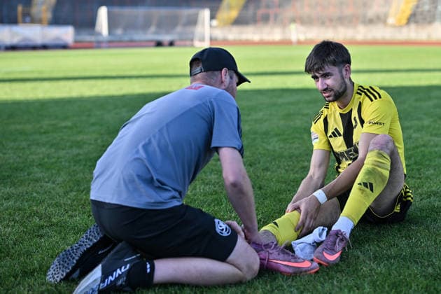 Relegation Regionalliga Bayern; TSV Schwaben Augsburg - SV Kirchanschöring; 22.05.2026 AUGSBURG, GERMANY - 22. MAI: hängende Köpfe nach der Niederlage im Relegationspiel gegen Schwaben Augsburg nach dem Match zwischen dem TSV Schwaben Augsburg und dem SV Kirchanschöring beim Rückspiel der Relegation zur Regionalliga Bayern im Rosenaustadion Elias HUBER (SV Kirchanschöring 23) Copyright: xBEAUTIFULxSPORTS Goldbergx