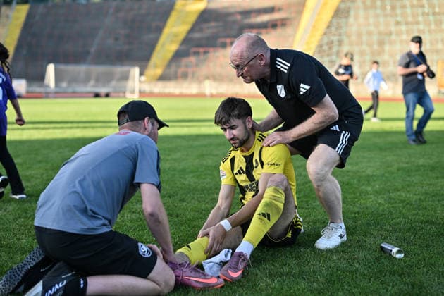 Relegation Regionalliga Bayern; TSV Schwaben Augsburg - SV Kirchanschöring; 22.05.2026 AUGSBURG, GERMANY - 22. MAI: hängende Köpfe nach der Niederlage im Relegationspiel gegen Schwaben Augsburg nach dem Match zwischen dem TSV Schwaben Augsburg und dem SV Kirchanschöring beim Rückspiel der Relegation zur Regionalliga Bayern im Rosenaustadion Elias HUBER (SV Kirchanschöring 23) Copyright: xBEAUTIFULxSPORTS Goldbergx