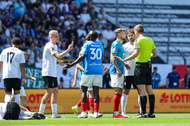 Alexander Esswein (VfR Mannheim, 11) diskutiert mit dem Niklas Diehm (Schiedsrichter) beim BfV-Pokalfinale VfR Mannheim - SV Waldhof Mannheim 07 am 23.05.26 in Carl Benz Stadion, Mannheim xamx Foto: Alfio Marino