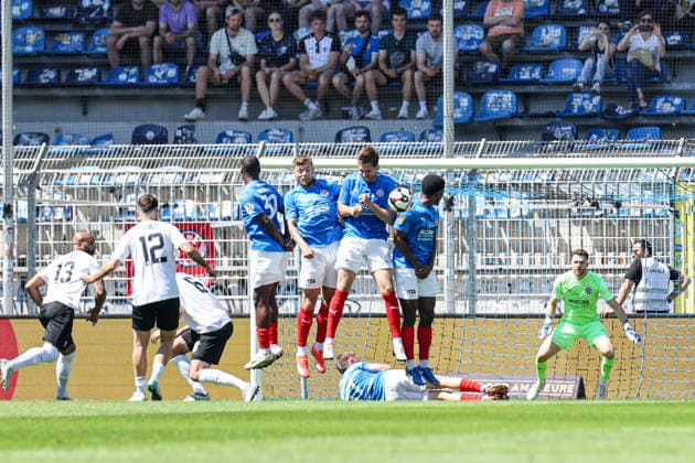 Der Freistoß landet in der Mauer beim BfV-Pokalfinale VfR Mannheim - SV Waldhof Mannheim 07 am 23.05.26 in Carl Benz Stadion, Mannheim xamx Foto: Alfio Marino