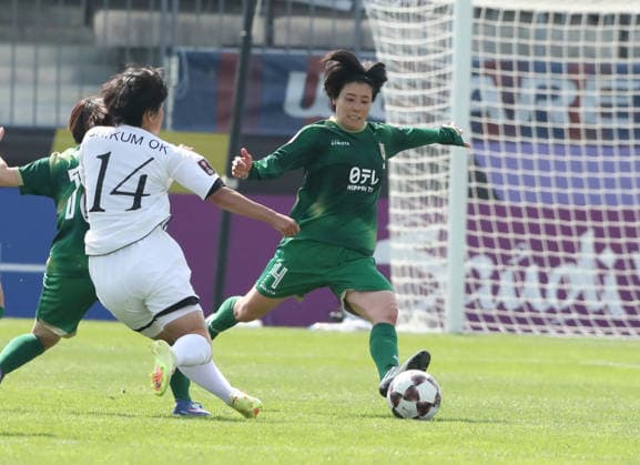 (260523) -- SUWON, May 23, 2026 -- Choe Kum Ok (C) of Naegohyang Women s FC vies with Mayo Doko (R) of Tokyo Verdy Beleza during the final match between Naegohyang Women s FC and Tokyo Verdy Beleza at the 2025 2026 AFC Women s Champions League in Suwon, South Korea, May 23, 2026. ) (SP)SOUTH KOREA-SUWON-FOOTBALL-AFC WOMEN S CHAMPIONS LEAGUE-FINAL YaoxQilin 