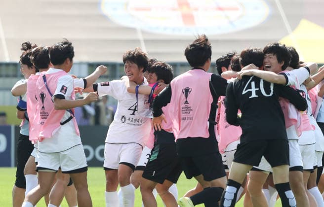 (260523) -- SUWON, May 23, 2026 -- Players of Naegohyang Women s FC celebrate after winning the final match between Naegohyang Women s FC and Tokyo Verdy Beleza at the 2025 2026 AFC Women s Champions League in Suwon, South Korea, May 23, 2026. ) (SP)SOUTH KOREA-SUWON-FOOTBALL-AFC WOMEN S CHAMPIONS LEAGUE-FINAL YaoxQilin 
