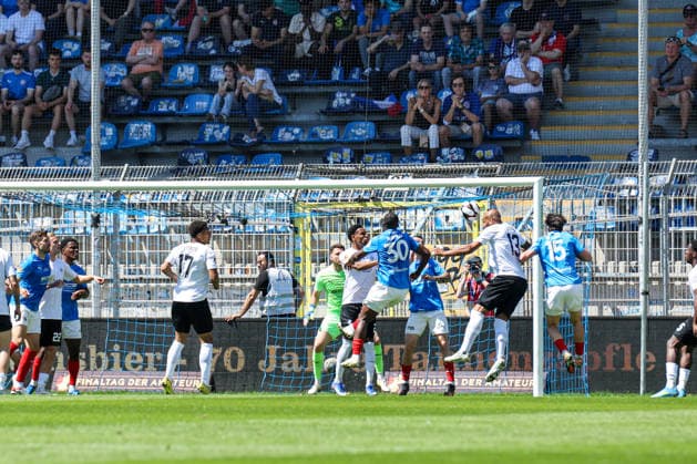 Terrence Boyd (SV Waldhof Mannheim, 13) setzt den Kopfball neben das Tor beim BfV-Pokalfinale VfR Mannheim - SV Waldhof Mannheim 07 am 23.05.26 in Carl Benz Stadion, Mannheim xamx Foto: Alfio Marino