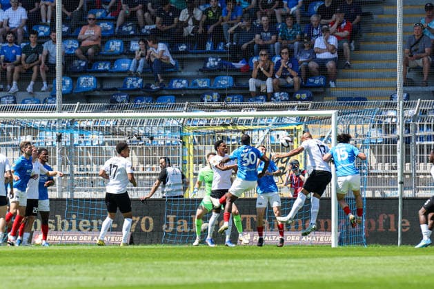Terrence Boyd (SV Waldhof Mannheim, 13) setzt den Kopfball neben das Tor beim BfV-Pokalfinale VfR Mannheim - SV Waldhof Mannheim 07 am 23.05.26 in Carl Benz Stadion, Mannheim xamx Foto: Alfio Marino