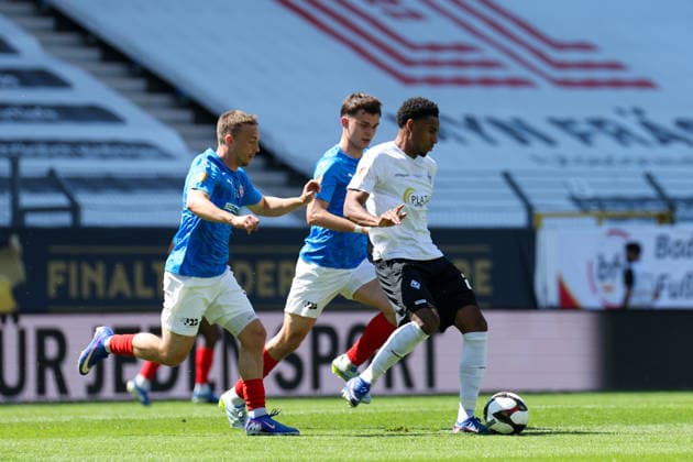 Ogbemudia Oluwaseun (SV Waldhof Mannheim, 5) am Ball beim BfV-Pokalfinale VfR Mannheim - SV Waldhof Mannheim 07 am 23.05.26 in Carl Benz Stadion, Mannheim xamx Foto: Alfio Marino