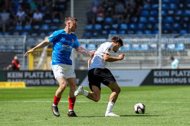 Bierschenk (SV Waldhof Mannheim, 7) gegen Luca Stellwagen (VfR Mannheim, 17) beim BfV-Pokalfinale VfR Mannheim - SV Waldhof Mannheim 07 am 23.05.26 in Carl Benz Stadion, Mannheim xamx Foto: Alfio Marino