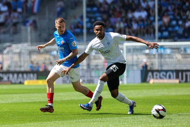 Luca Stellwagen (VfR Mannheim, 17) gegen Ogbemudia Oluwaseun (SV Waldhof Mannheim, 5) beim BfV-Pokalfinale VfR Mannheim - SV Waldhof Mannheim 07 am 23.05.26 in Carl Benz Stadion, Mannheim xamx Foto: Alfio Marino