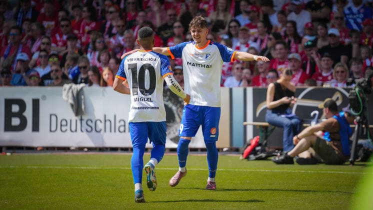 Fußball, Herren, Saison 2025 2026, Landespokal Brandenburg, Finale, Finaltag der Amateure, FC Energie Cottbus vs. VfB 1921 Krieschow, Samstag 23.05.2026, LEAG Energie Stadion Cottbus, Im Bild: Jubel beim VfB Krieschow nach dem Führungstreffer durch Toby Michalski. Brandenburg Deutschland