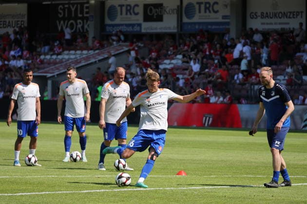 Krieschow bei der Erwärmung Fussball Landespokal Brandenburgt 2025 2026 Finale FC Energie Cottbus - VfB Krieschow 1921