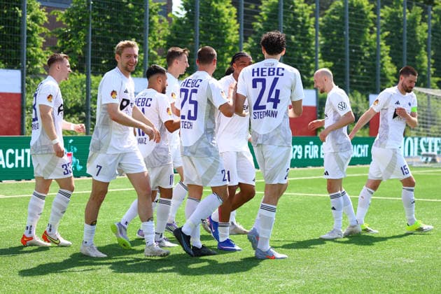 24 Julius Stegemann (HEBC) bejubelt mit seinen Teamkollegen seinen Treffer zum 0:1. Fußball I Herren I Lotto Pokal I Saison 2025-2026 I Finale I SC Vorwärts Wacker04 Billstedt - HEBC I 23.05.2026 I Stadion Hoheluft