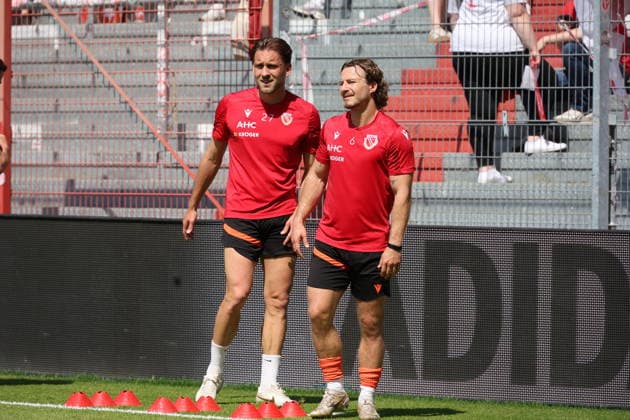27 Dennis Slamar (Energie Cottbus, l.) und 6 Jonas Hofmann (Energie Cottbus) Fussball Landespokal Brandenburgt 2025 2026 Finale FC Energie Cottbus - VfB Krieschow 1921