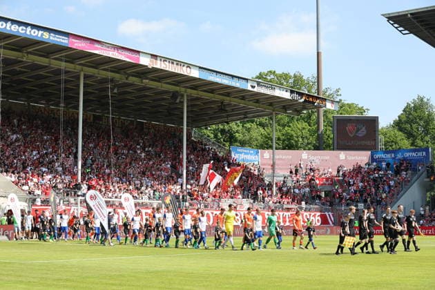 Die Mannschaften betreten das Feld. Fussball Landespokal Brandenburgt 2025 2026 Finale FC Energie Cottbus - VfB Krieschow 1921