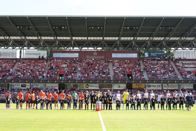 Die Mannschaften betreten das Feld. Fussball Landespokal Brandenburgt 2025 2026 Finale FC Energie Cottbus - VfB Krieschow 1921