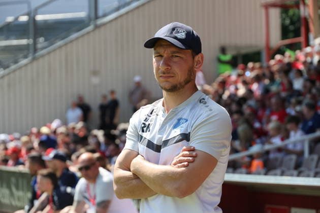 Trainer: Robert Koch (Krieschow) Fussball Landespokal Brandenburgt 2025 2026 Finale FC Energie Cottbus - VfB Krieschow 1921