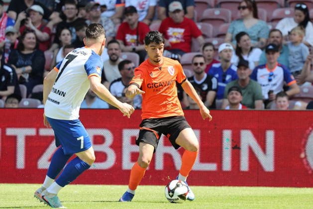 7 Tobias Gerstmann (Krieschow, l.), 17 Can Moustfa (Energie Cottbus) Fussball Landespokal Brandenburgt 2025 2026 Finale FC Energie Cottbus - VfB Krieschow 1921