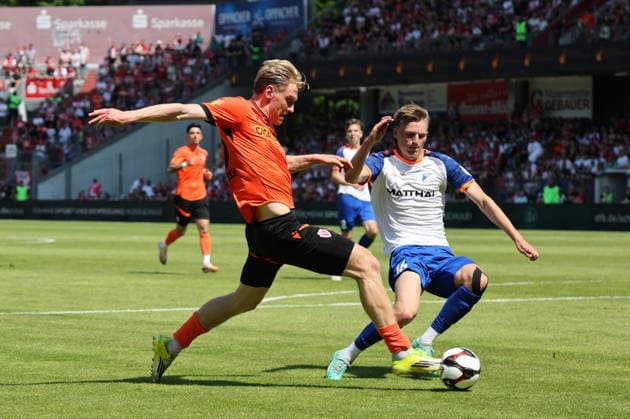 25 Ted Tattermusch (Energie Cottbus, l.), 16 Luca Grimm (Krieschow) Fussball Landespokal Brandenburgt 2025 2026 Finale FC Energie Cottbus - VfB Krieschow 1921