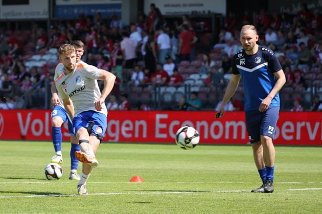 Krieschow bei der Erwärmung Fussball Landespokal Brandenburgt 2025 2026 Finale FC Energie Cottbus - VfB Krieschow 1921