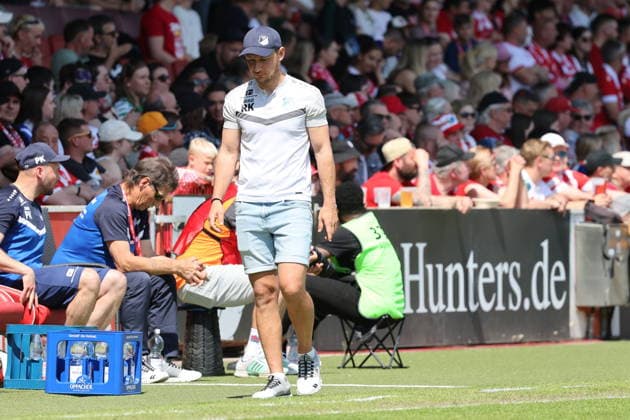 Trainer: Robert Koch (Krieschow) Fussball Landespokal Brandenburgt 2025 2026 Finale FC Energie Cottbus - VfB Krieschow 1921