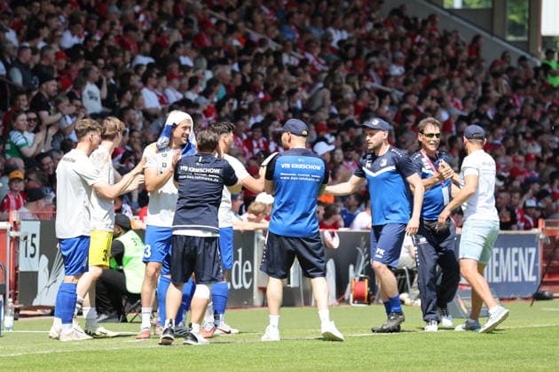 Die Kreischower Bank feiert das 0-1. Fussball Landespokal Brandenburgt 2025 2026 Finale FC Energie Cottbus - VfB Krieschow 1921