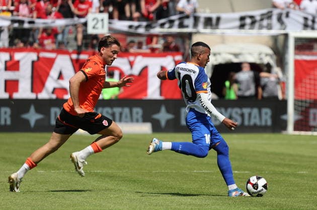 27 Dennis Slamar (Energie Cottbus, l.), 10 MiguelPereira Rodrigues (Krieschow) Fussball Landespokal Brandenburgt 2025 2026 Finale FC Energie Cottbus - VfB Krieschow 1921