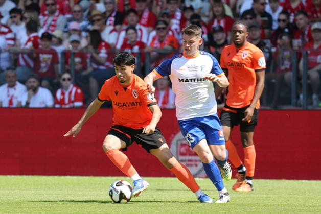 17 Can Moustfa (Energie Cottbus, l.), 33 Paul Pahlow (Krieschow) Fussball Landespokal Brandenburgt 2025 2026 Finale FC Energie Cottbus - VfB Krieschow 1921