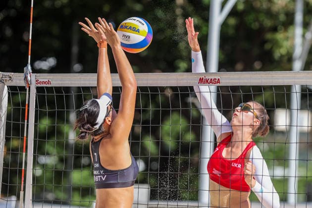 (260523) -- LAGUNA PROVINCE, May 23, 2026 -- Jiang Kaiyue (L) of China vies with Tetiana Lazarenko of Ukraine during the women s round of 16 match between Tetiana Lazarenko and Sofia Kurnikova of Ukraine against Jiang Kaiyue and Dong Jie of China in the Volleyball World Beach Pro Tour Challenge in Laguna Province, the Philippines on May 23, 2026. ) (SP)PHILIPPINES-LAGUNA PROVINCE-VOLLEYBALL-WORLD BEACH PRO TOUR CHALLENGE ROUELLExUMALI 